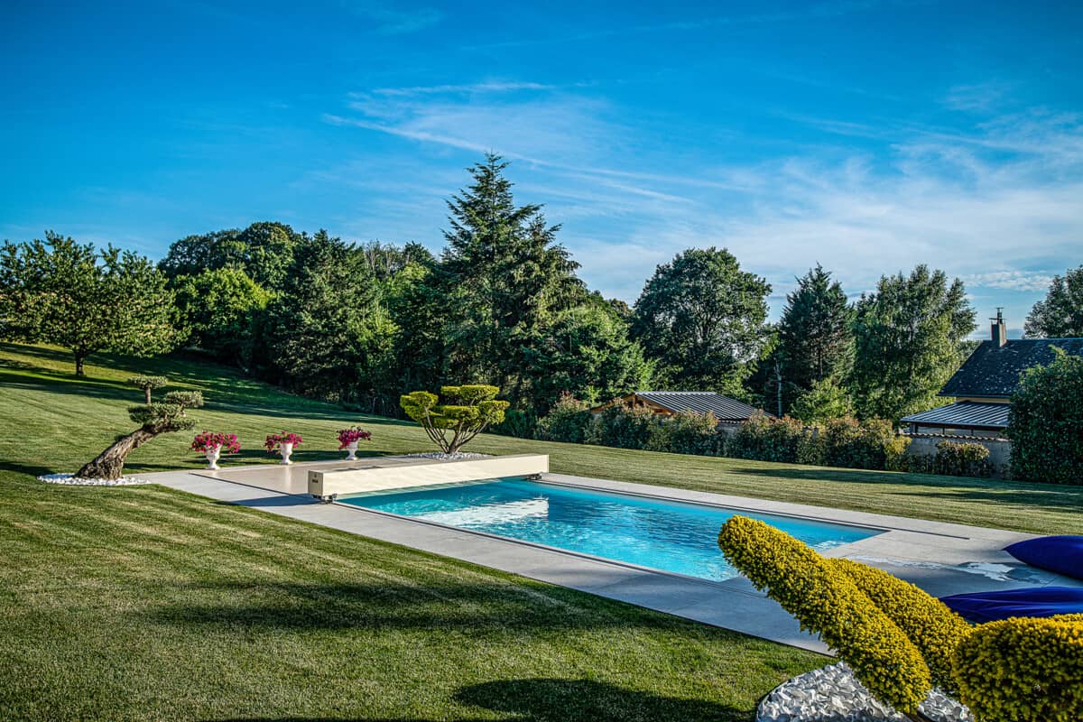 Couverture automatique de Piscine coverseal avec des bonzais